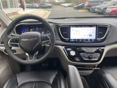 Used 2023 Chrysler Pacifica Touring-L FWD image 15