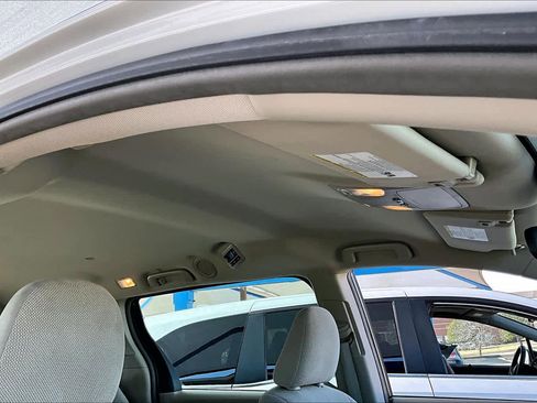 Used 2018 Toyota Sienna L image 12