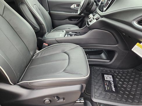 New 2026 Chrysler Pacifica Limited w/ S Appearance Package FWD image 11