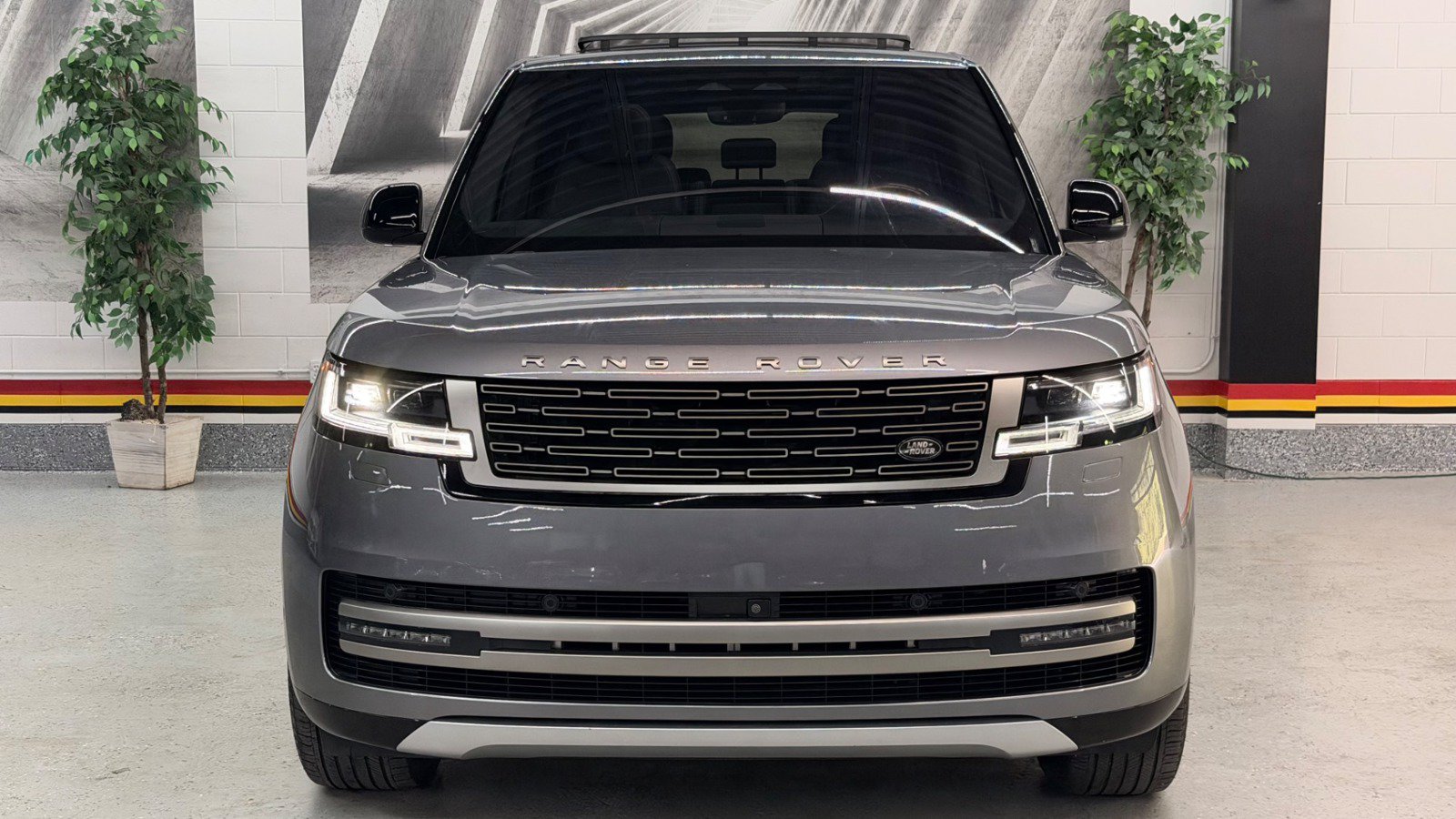 Used 2023 Land Rover Range Rover SE AWD/4WD image 2