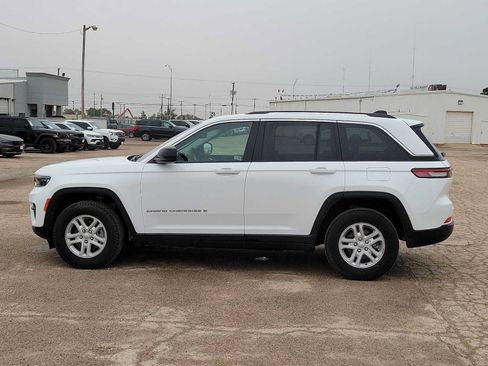 Used 2024 Jeep Grand Cherokee Laredo AWD/4WD image 5