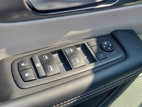 Certified 2024 Chrysler Pacifica Touring-L FWD image 18