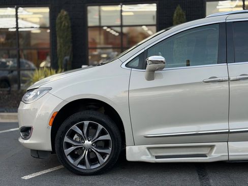 Used 2017 Chrysler Pacifica Limited w/ Advanced Safetytec Group image 10