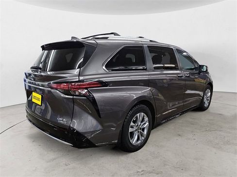 Used 2022 Toyota Sienna Limited image 5