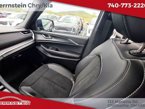 Used 2025 Jeep Grand Cherokee L Altitude image 11