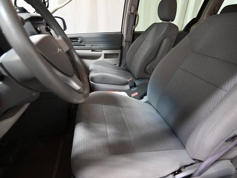 Used 2008 Chrysler Town & Country LX image 2