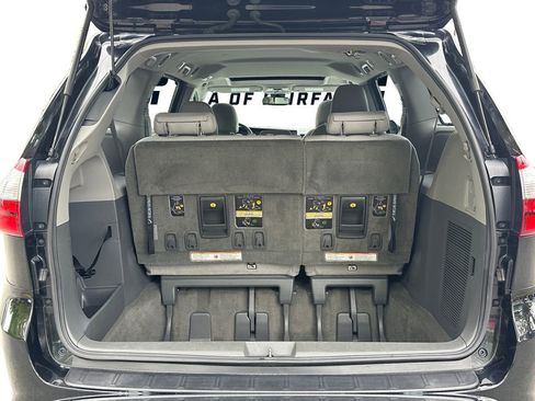 Used 2018 Toyota Sienna XLE FWD image 19