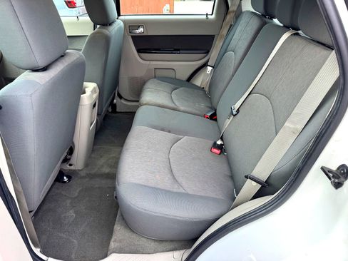 Used 2011 MAZDA Tribute i Sport image 18