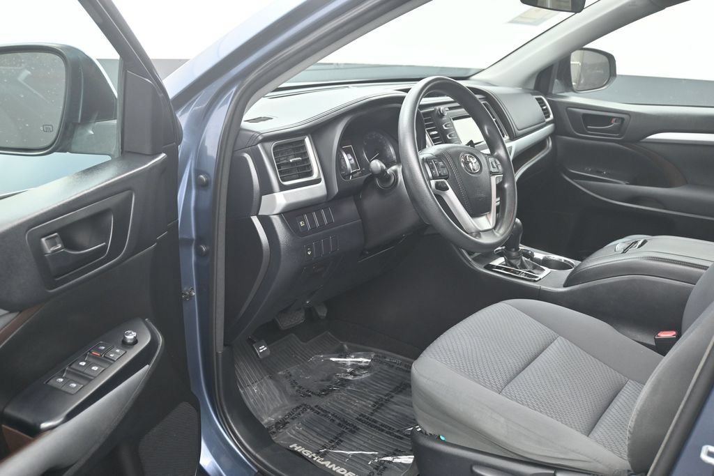 Used 2018 Toyota Highlander LE FWD image 10