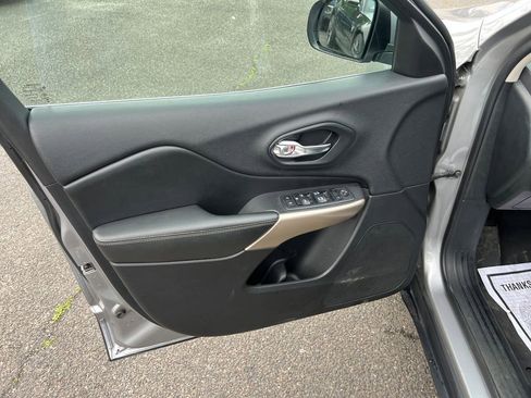 Used 2018 Jeep Cherokee Limited FWD image 11