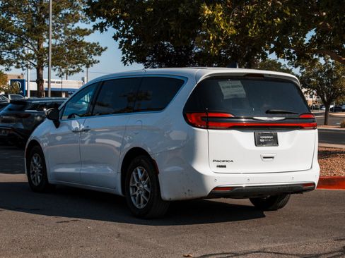 Used 2023 Chrysler Pacifica Touring-L FWD image 7