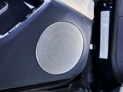 Used 2024 Bentley Flying Spur V8 image 32