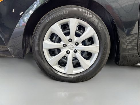 Used 2021 Toyota Corolla LE image 14