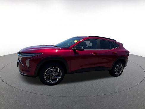 Used 2025 Chevrolet Trax LT FWD image 8