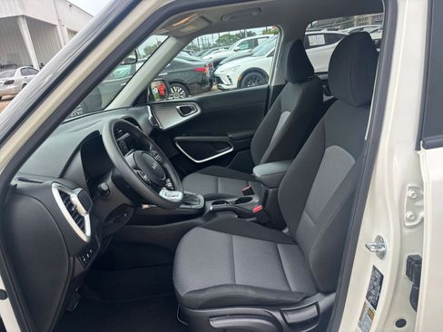 Used 2025 Kia Soul LX w/ LX Technology Package FWD image 24