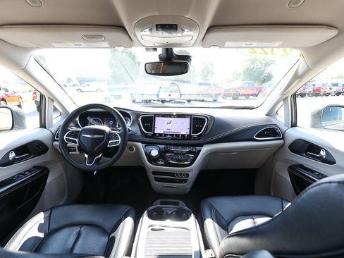 Used 2022 Chrysler Pacifica Touring-L FWD image 24
