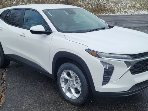 New 2026 Chevrolet Trax LS w/ LS Convenience Package FWD image 2