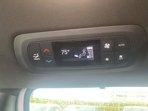 Certified 2025 Chrysler Pacifica Select image 12