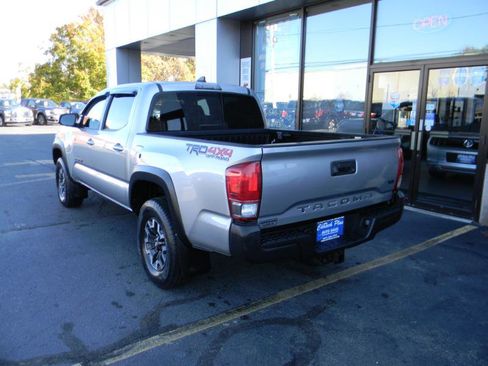 Used 2017 Toyota Tacoma TRD Off-Road image 8