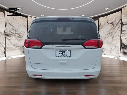 Used 2022 Chrysler Voyager LX FWD image 6