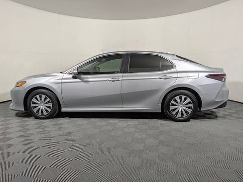 Used 2022 Toyota Camry LE FWD image 5