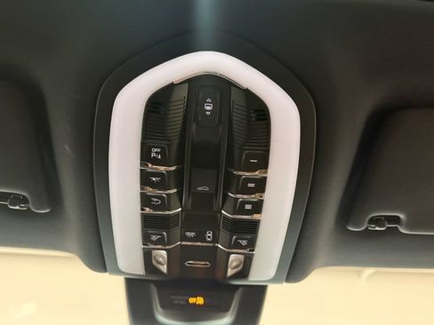 Certified 2026 Porsche Macan AWD/4WD image 17