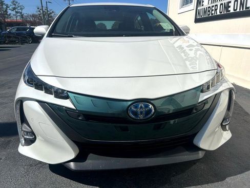 Used 2018 Toyota Prius Prime Premium image 3