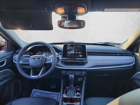 Used 2025 Jeep Compass Latitude image 17