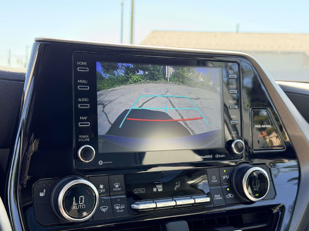 Certified 2021 Toyota Highlander XLE AWD/4WD image 4