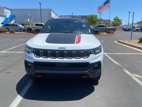 Used 2025 Jeep Compass Trailhawk AWD/4WD image 2