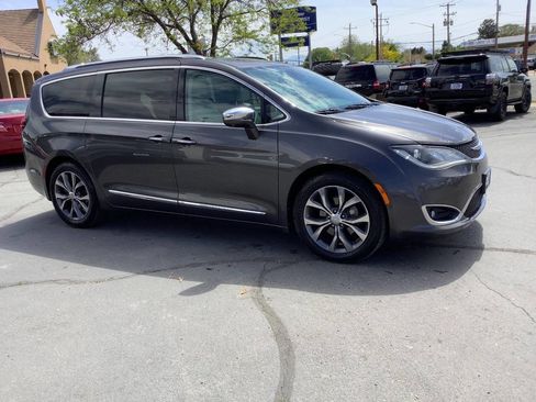 Used 2017 Chrysler Pacifica Limited FWD image 8