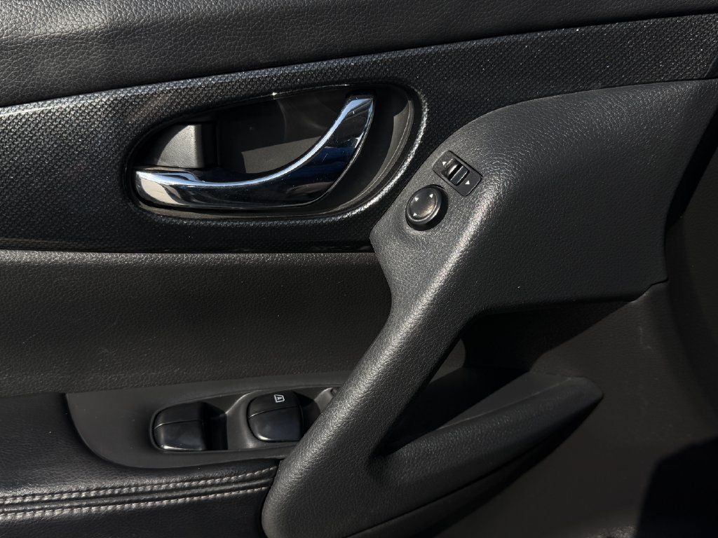 Used 2016 Nissan Rogue AWD image 23