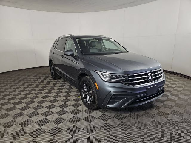 Used 2023 Volkswagen Tiguan SE w/ Panoramic Sunroof Package FWD image 2