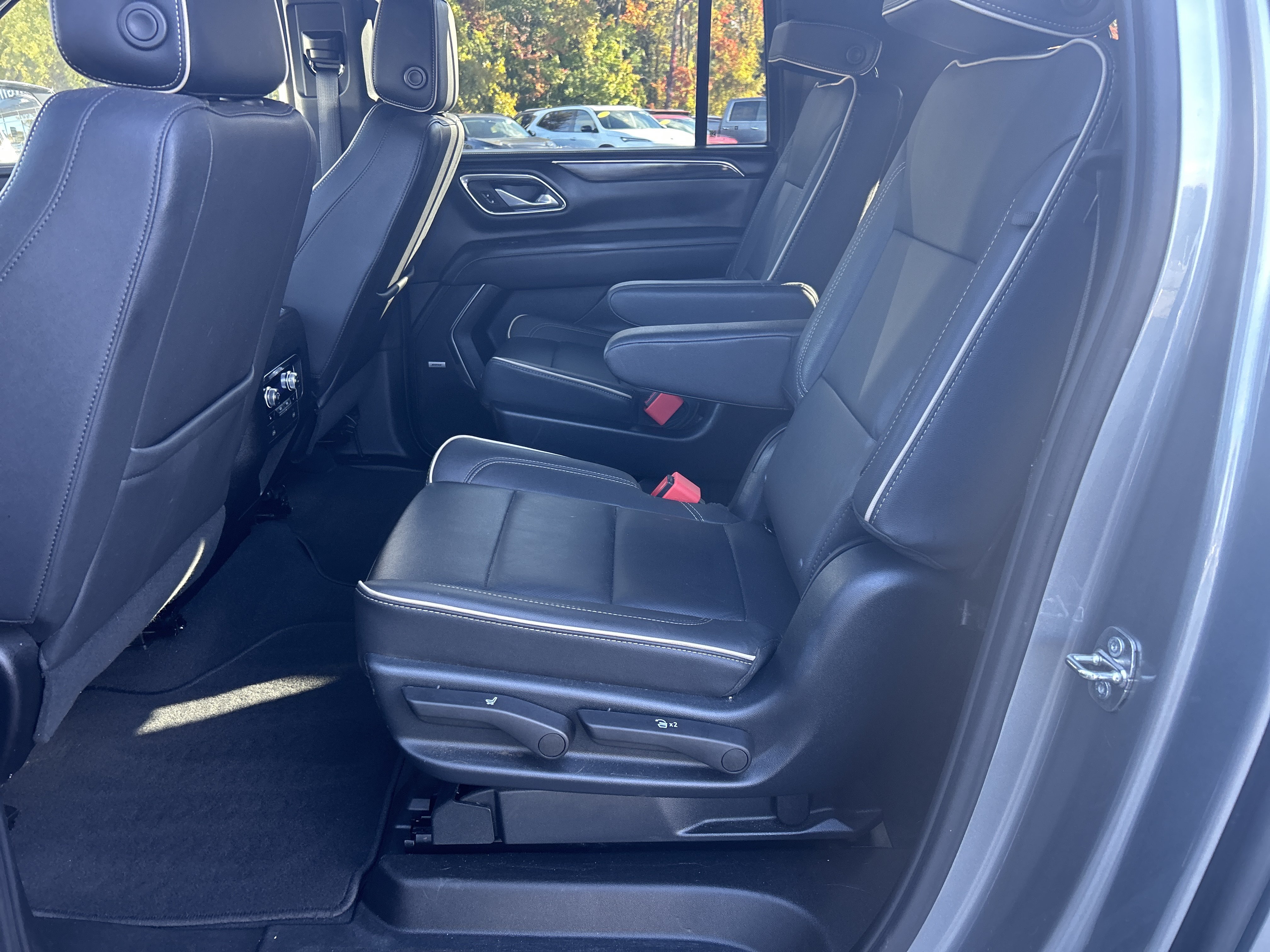 Used 2023 GMC Yukon XL SLT w/ SLT Luxury Package AWD/4WD image 33