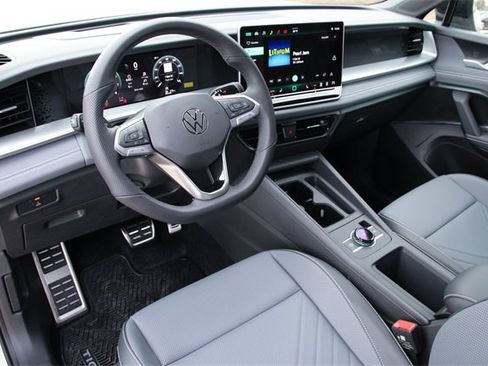 New 2026 Volkswagen Tiguan SE R-Line image 9