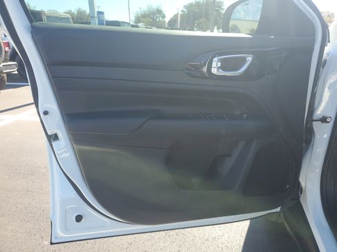 New 2026 Jeep Compass Latitude image 9