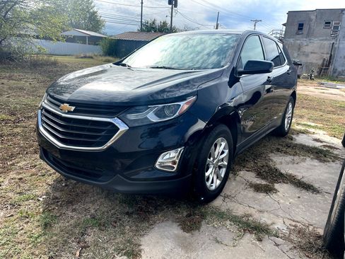 Used 2020 Chevrolet Equinox LT w/ Driver Convenience Package image 2