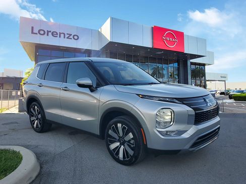 Used 2025 Mitsubishi Outlander SE image 3