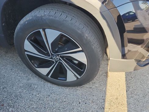 Used 2024 Volkswagen Taos SE image 2