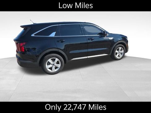 Used 2023 Kia Sorento LX FWD image 2