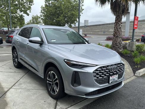 Used 2025 Audi Q5 Premium w/ Convenience Package image 4