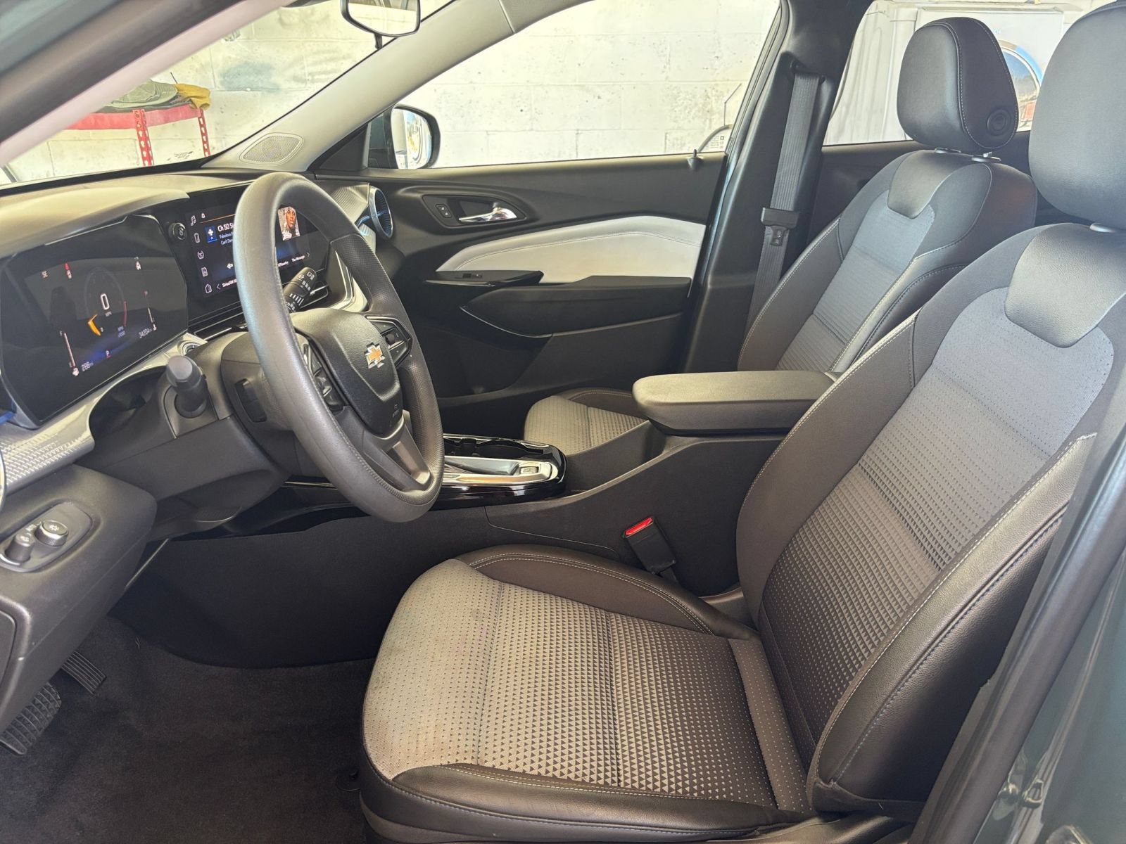Used 2025 Chevrolet Trax LT FWD image 25