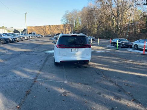 Used 2025 Chrysler Pacifica Limited image 16