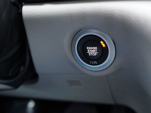 Certified 2024 Chrysler Pacifica Touring-L image 31