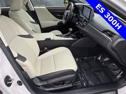 Used 2025 Lexus ES 300h w/ Premium Package image 31