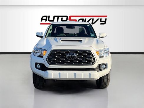 Used 2022 Toyota Tacoma SR5 w/ Technology Package image 2