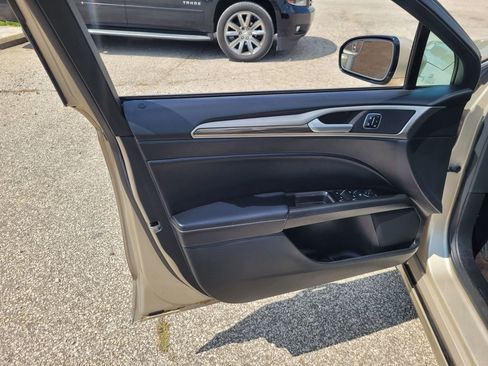 Used 2017 Ford Fusion SE w/ Fusion SE Technology Package image 12