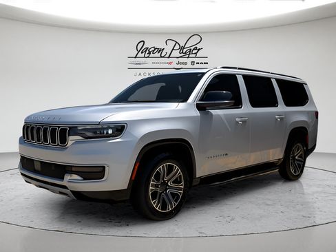Used 2024 Jeep Wagoneer L Series II w/ Flexible Seating Group AWD/4WD image 7