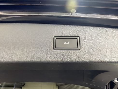 Used 2022 Volkswagen Tiguan SE w/ Panoramic Sunroof Package FWD image 35