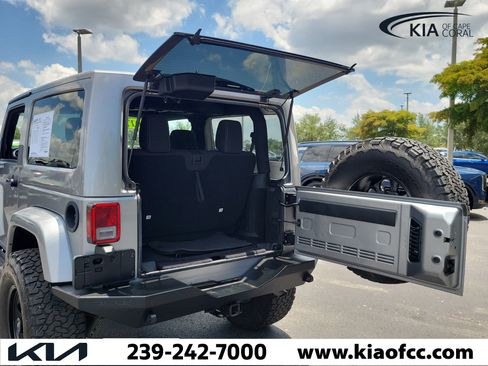 Used 2017 Jeep Wrangler Sahara w/ Connectivity Group AWD/4WD image 12